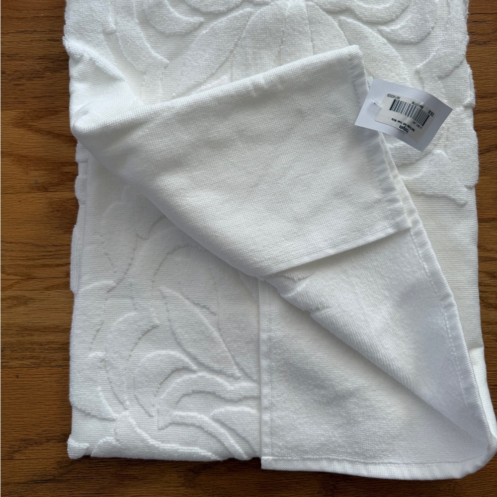 Frontgate Resort Sculpted Bath Towel - NWT - Picture 7 of 15
